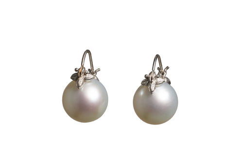 11.2mm 18k White Gold White South Sea Pear Flyer Earring